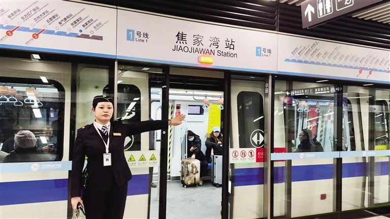 轨道交通工作人员坚守在岗位一线 陶奕冰 摄