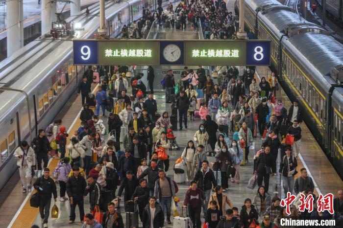 （新春见闻）中国铁路春运迎来节前客流最高峰