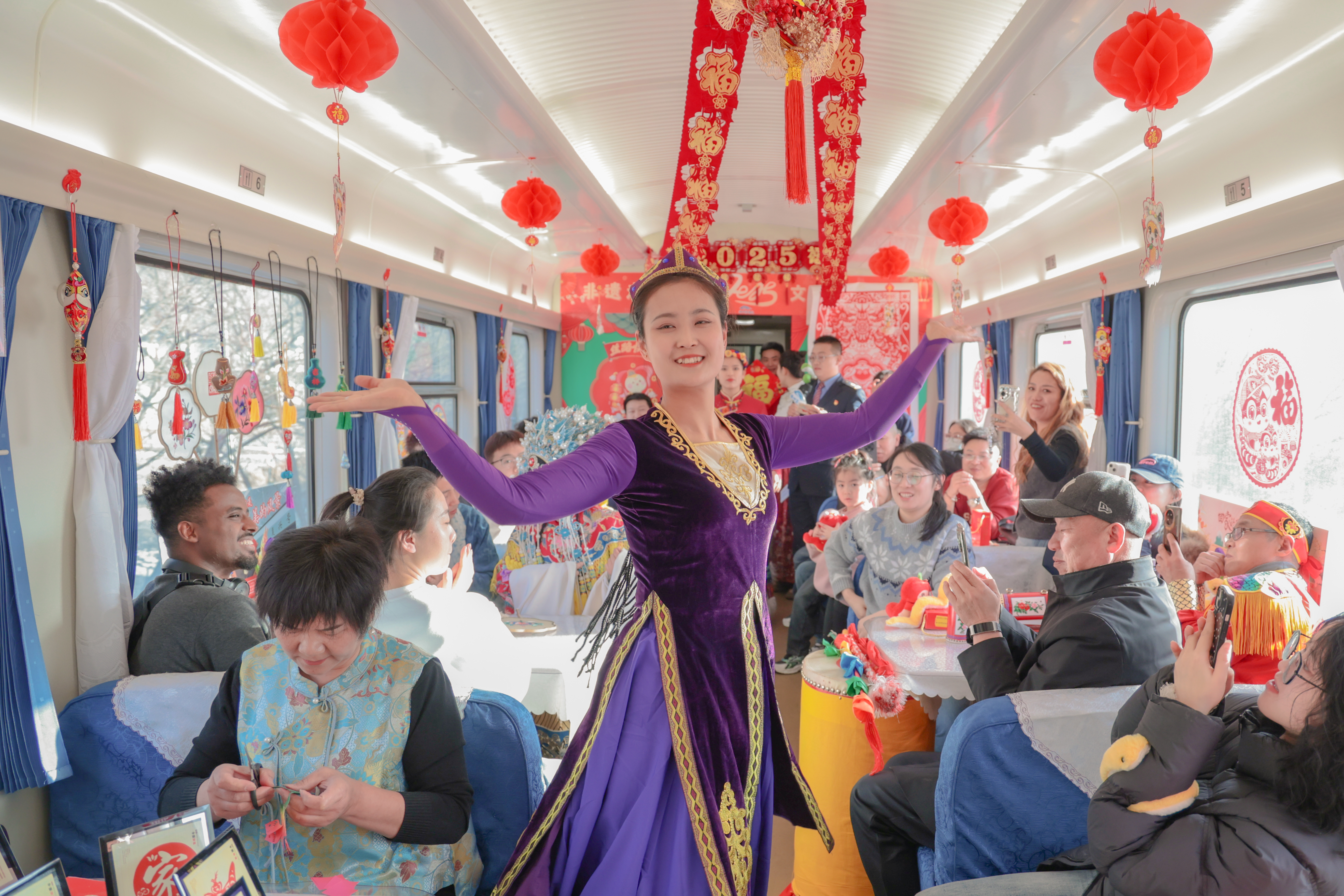 乘务员为旅客跳起精彩的民族舞蹈