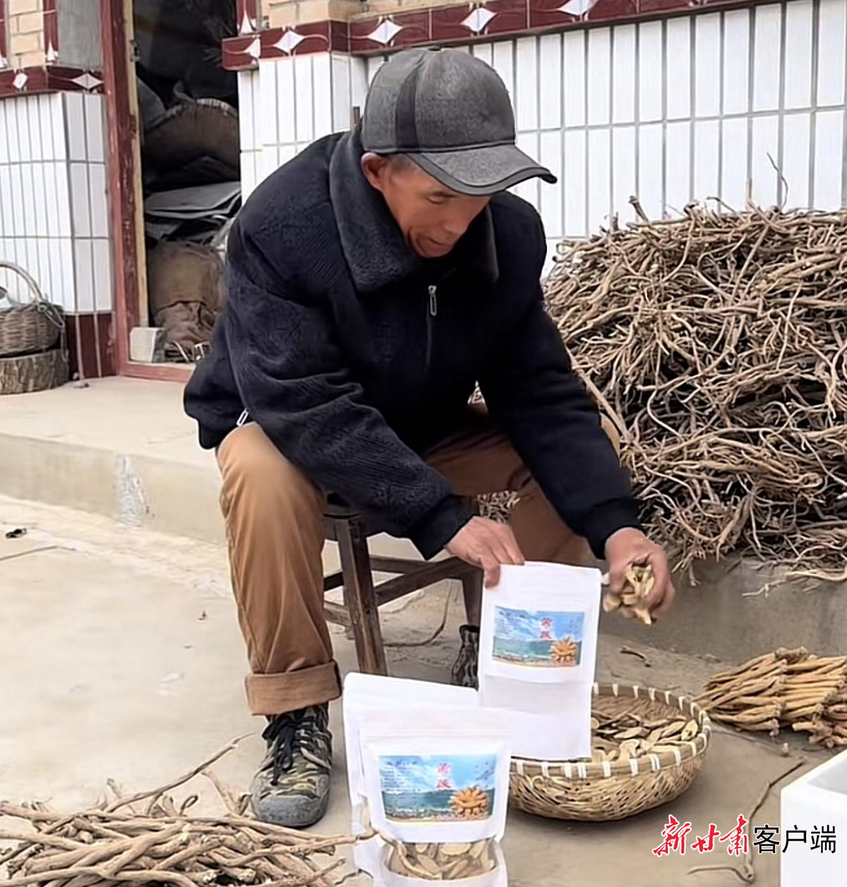 家人给黄婉琳装中药材