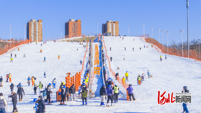 滑雪爱好者在弯道山滑雪场尽享运动乐趣。王子一摄