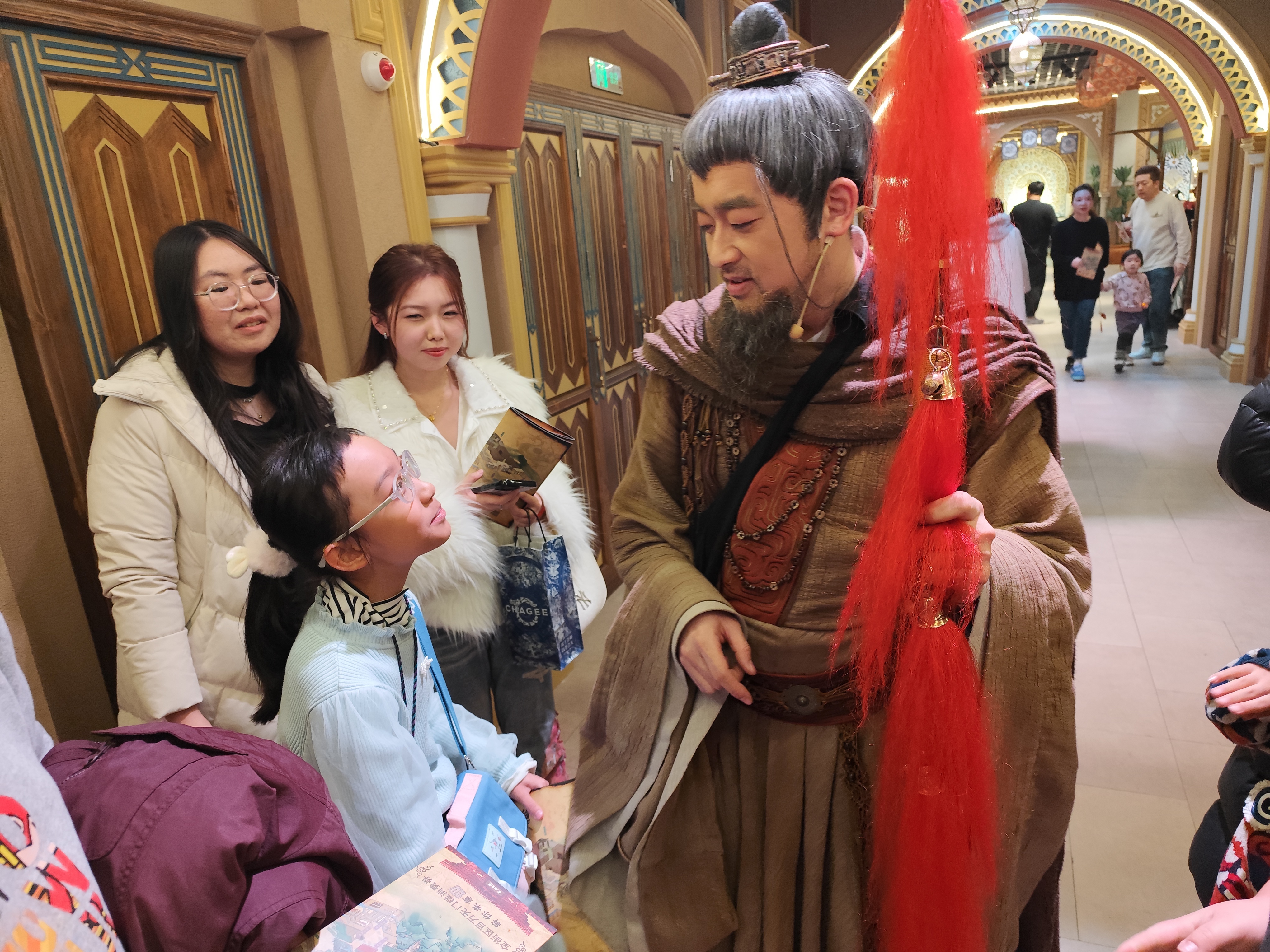 游客与演员们互动