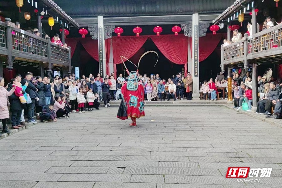 大年初一，游客们走进“漂浮在湘江上的千年古镇”靖港古镇，打卡靖港大集，品味烟火长沙。八元堂的戏台之上，皮影戏、花鼓戏、湘剧变脸等非遗项目传承人带来了自己的“看家本领”，共同为游客们呈现一场精彩纷呈的非遗盛宴。今日景区入园人数超5000。