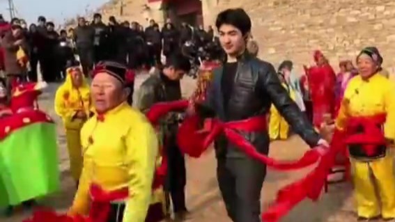 老外化身中国年“自来水”　兰州“社”牛吸引世界目光