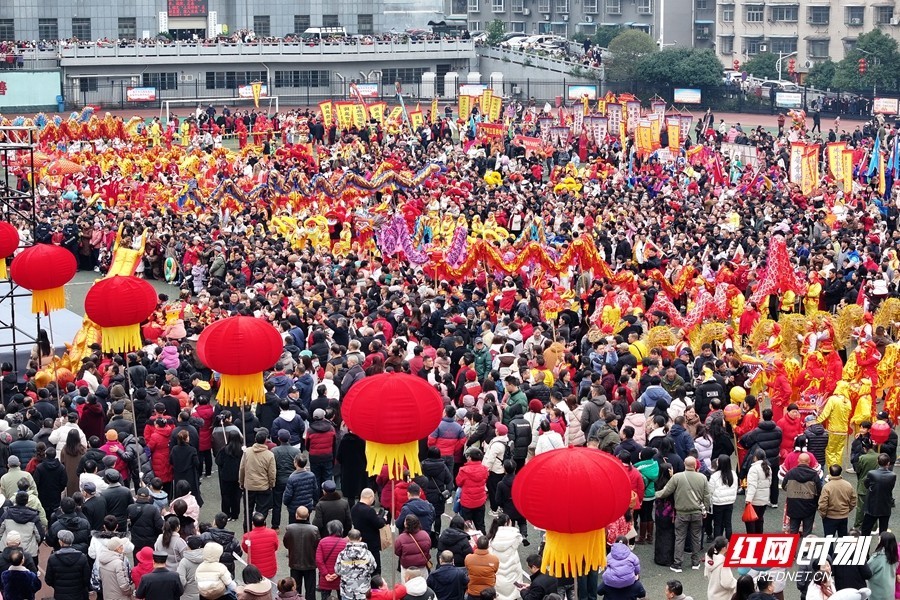 1月29日，农历大年初一，“洪福洪江年”龙腾古城活动在怀化市洪江古商城上演，吸引了数万民众和游客齐聚，共同见证了一场民俗文化的视觉盛宴，为新年增添了浓郁的传统韵味和喜庆气息。郭承皓/摄