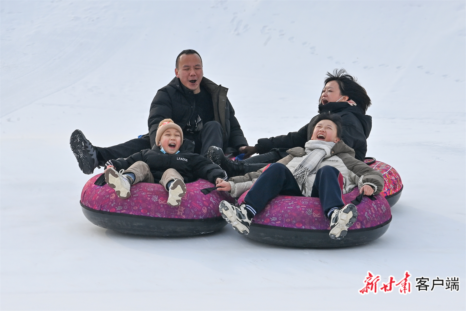 游客坐着雪圈从坡顶滑下 新甘肃·甘肃日报记者 丁凯 摄