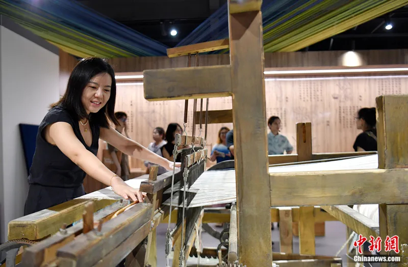 高阳县棉花图纺织博物馆的铁木织机。韩冰 摄