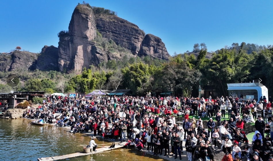 龙虎山景区:春节假期火力全开 客流如织