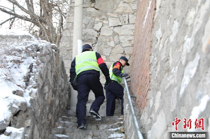 图为石家庄铁路公安处井陉站派出所民警雪后翻山越岭排查石太铁路线路隐患。 林峰 摄