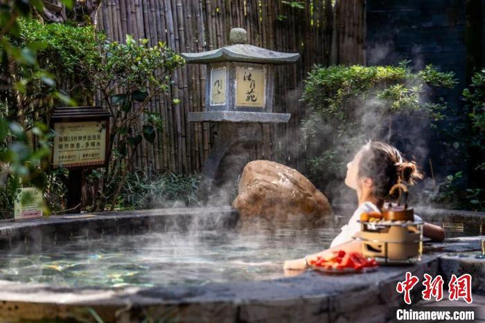 圖為游客在明月山溫湯富硒溫泉。宜春市融媒體中心供圖
