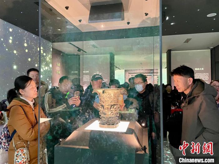 今年大年初一，各地游客在宝鸡青铜器博物院参观“何尊”。张斌 摄