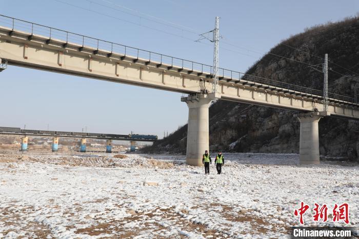 图为石家庄铁路公安处井陉站派出所民警雪后翻山越岭排查石太铁路线路隐患。 林峰 摄