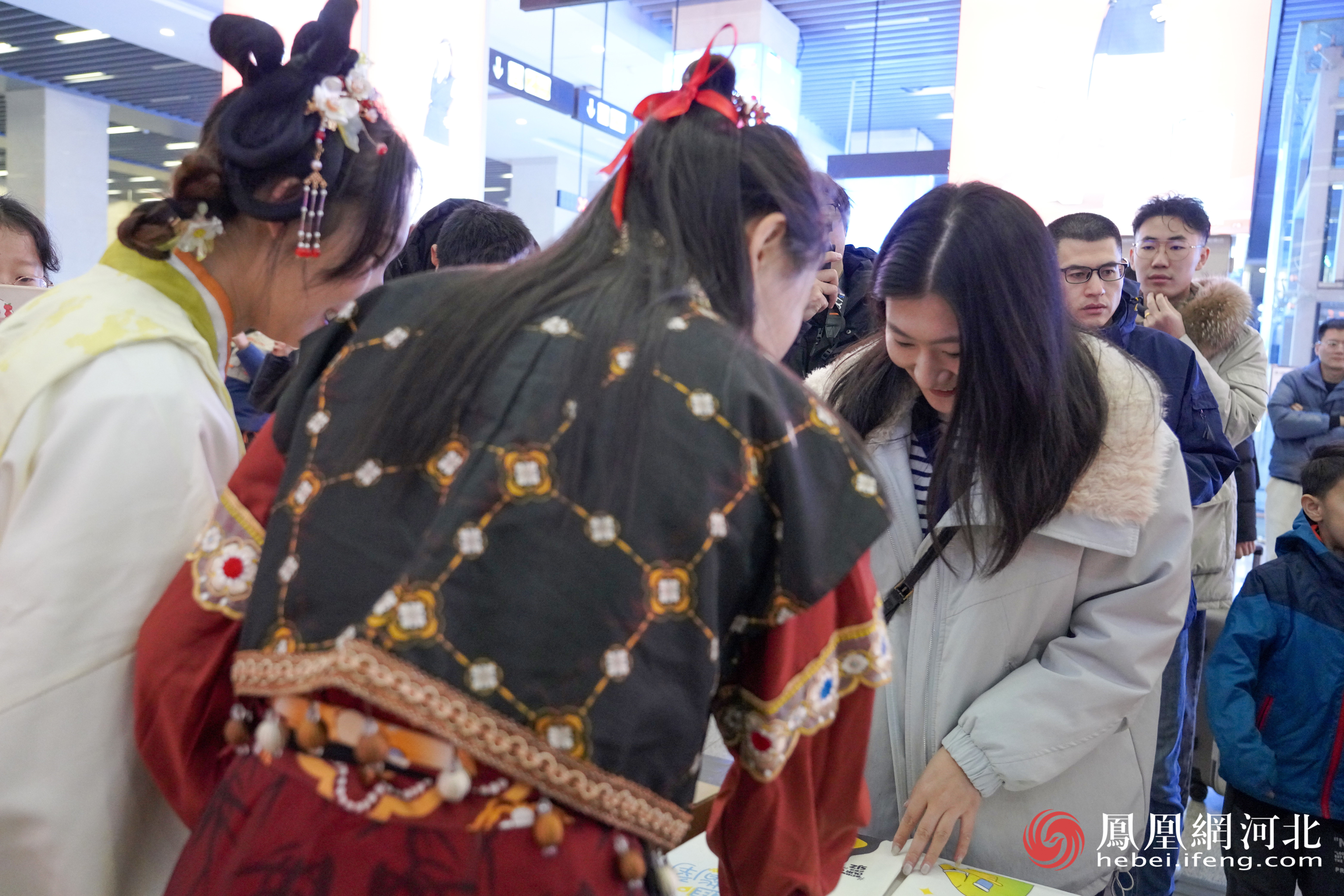 游客热情参与活动