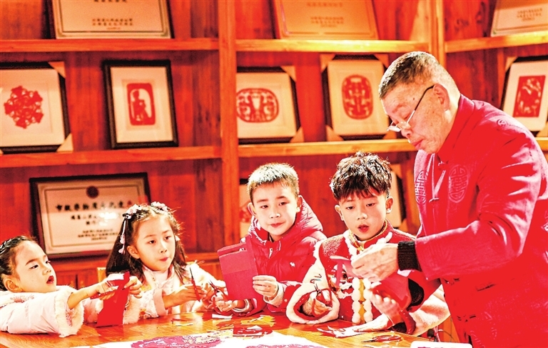 瑞昌：娃娃学剪纸（图）