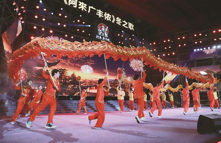 龙灯表演令人大饱眼福。