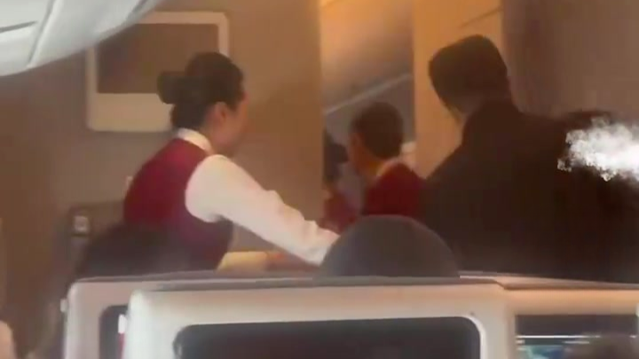 东京飞上海航班一乘客突然“暴走”，目击者：他试图打开舱门，工作人员极力阻拦
