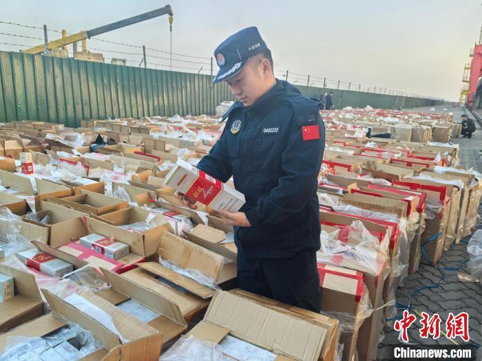 图为海警执法员在清点走私香烟。平潭海警局供图