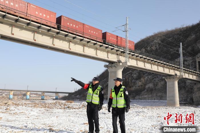 图为石家庄铁路公安处井陉站派出所民警雪后翻山越岭排查石太铁路线路隐患。 林峰 摄
