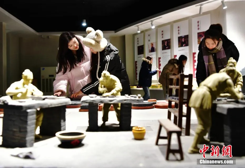 大学生参观易砚博物馆。中新网记者 翟羽佳 摄