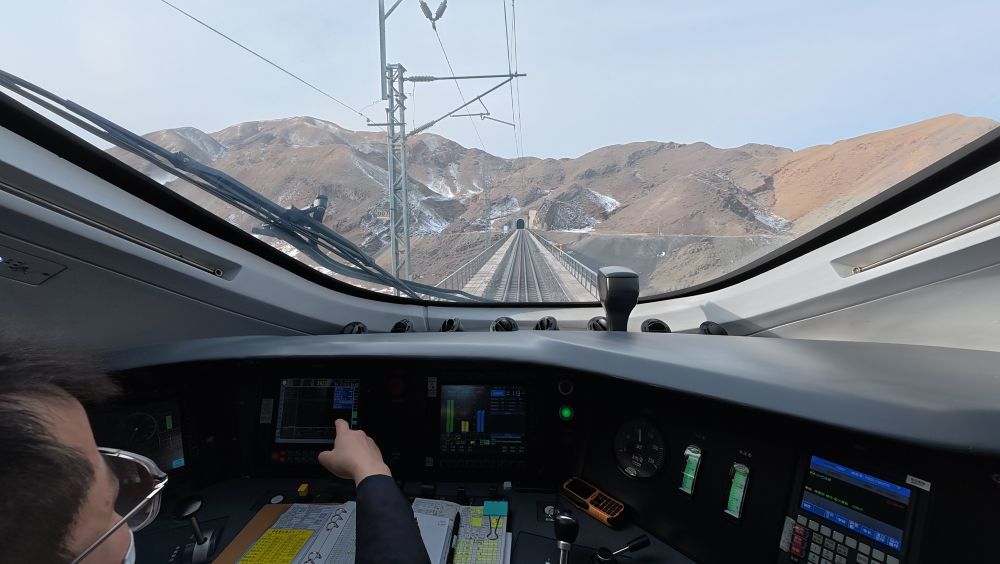 1月21日，复兴号动车行驶在精霍铁路上，即将进入北天山隧道群。新华社记者　张啸诚　摄