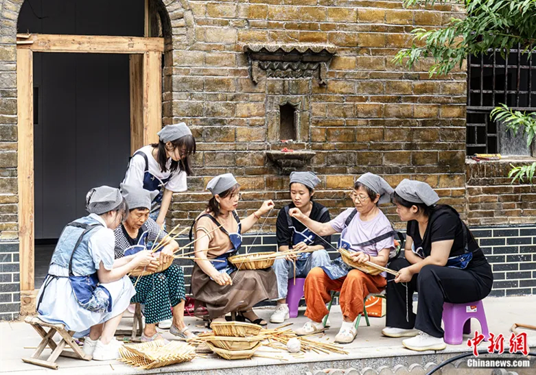 “保定小院”里的民俗手工体验。司秀花 摄