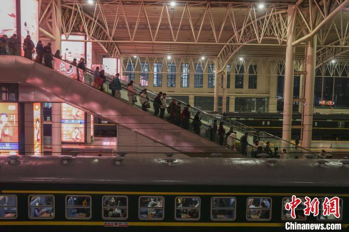 1月25日，江西南昌站，旅客来到站台准备乘车。中新社记者 刘力鑫 摄