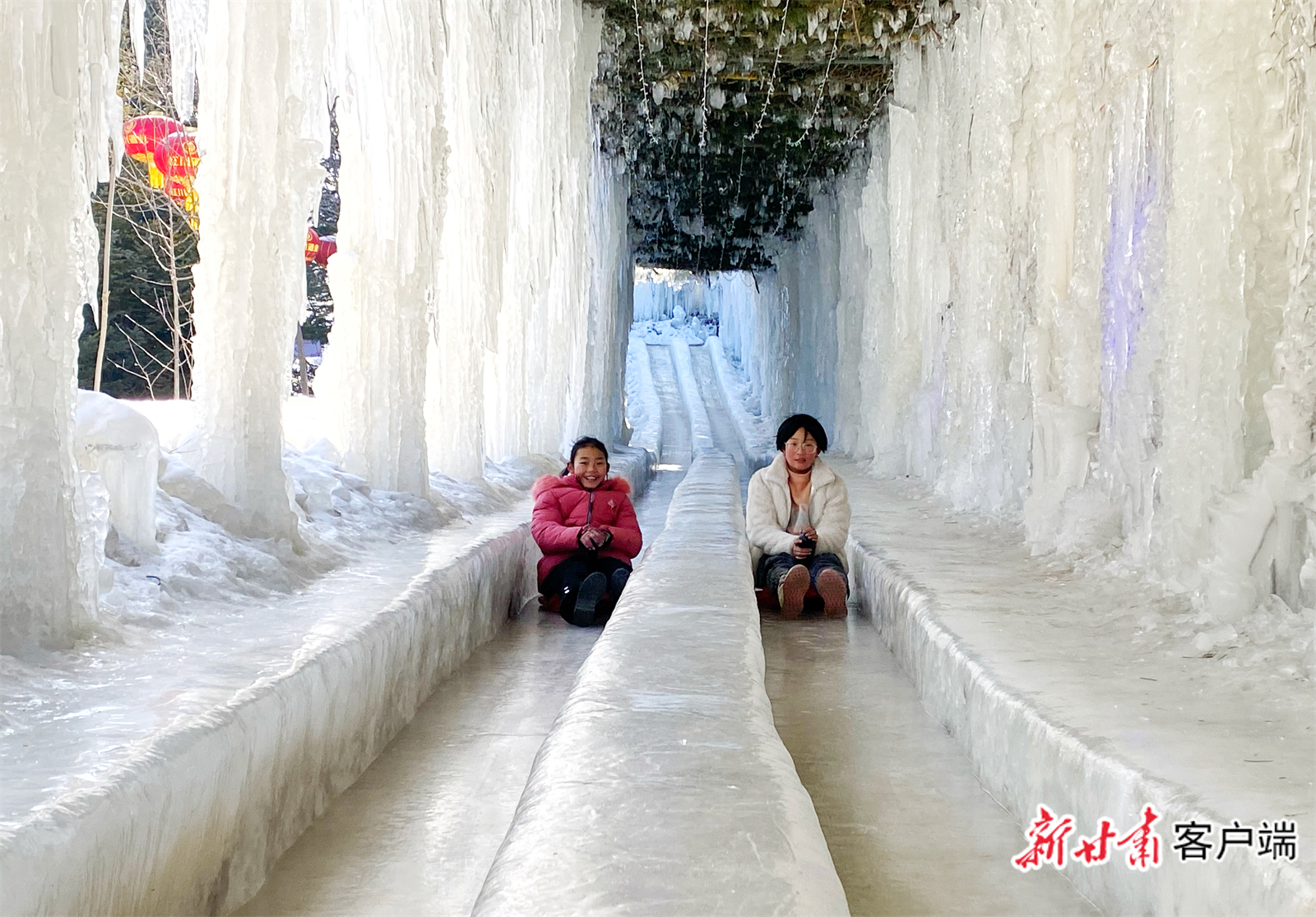 孩子们在白桦林景区尽享滑冰的乐趣 新甘肃·甘肃日报记者 王虎