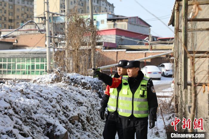 图为石家庄铁路公安处井陉站派出所民警雪后翻山越岭排查石太铁路线路隐患。 林峰 摄