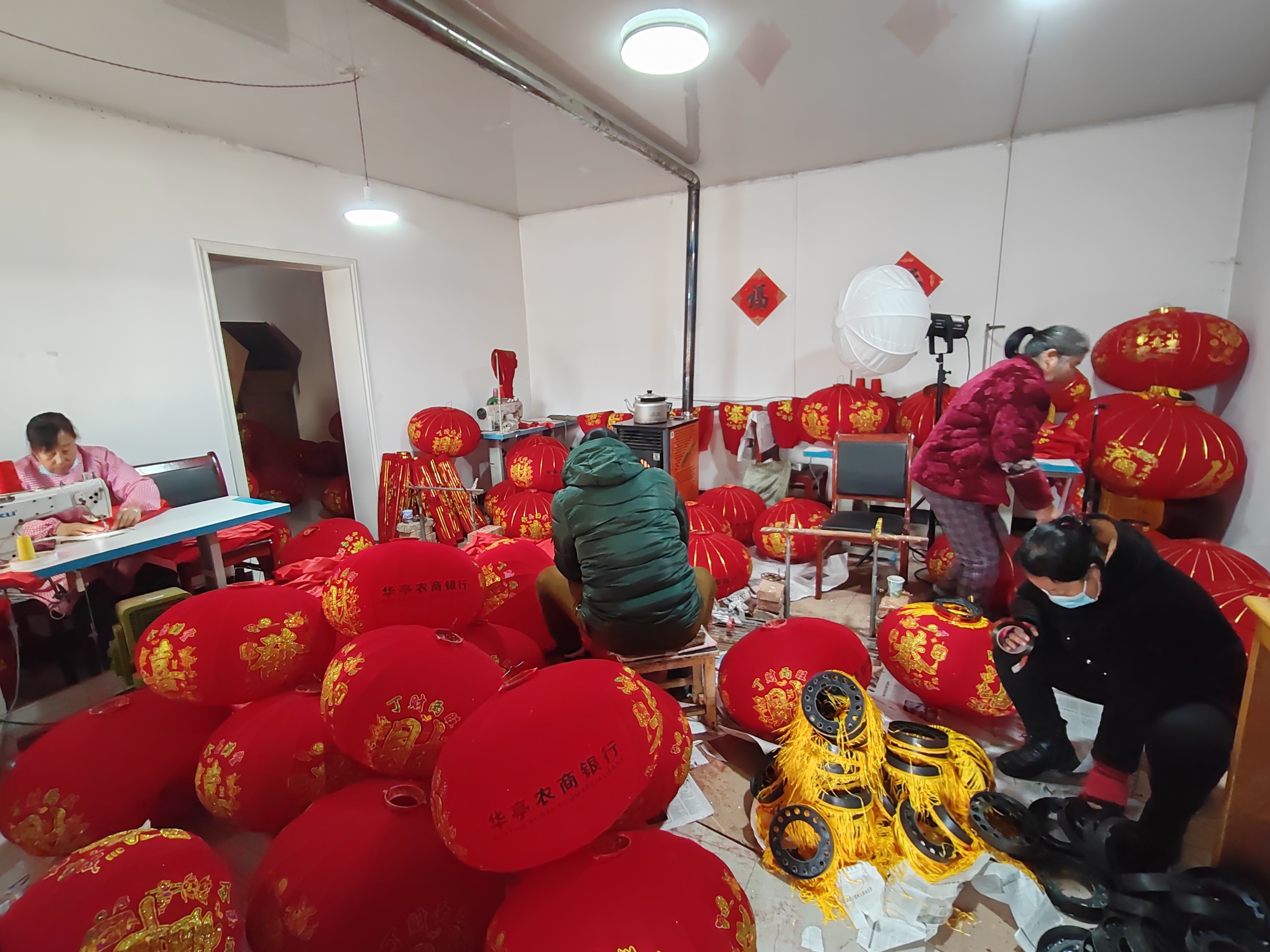 大红灯笼点亮年味经济　华亭这儿迎来红火年