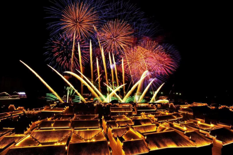 每周六在万载古城举行烟花秀。（万载县宣传部供图）