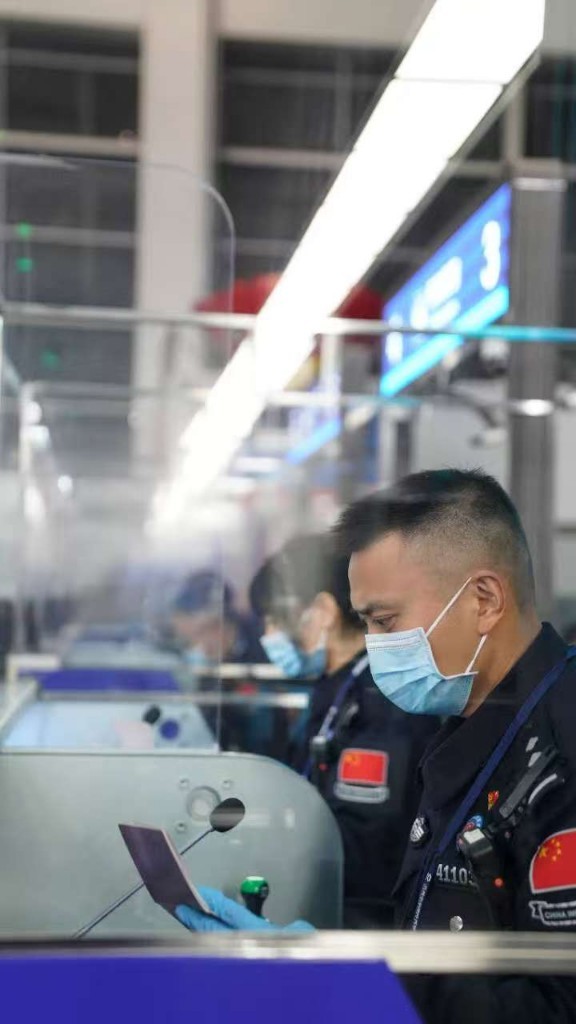 兰州边检站民警坚守岗位