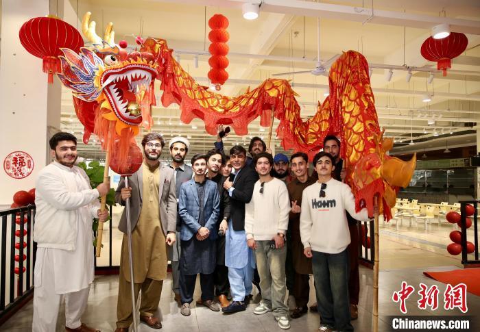 图为外国友人体验舞龙表演。 陈启道 摄