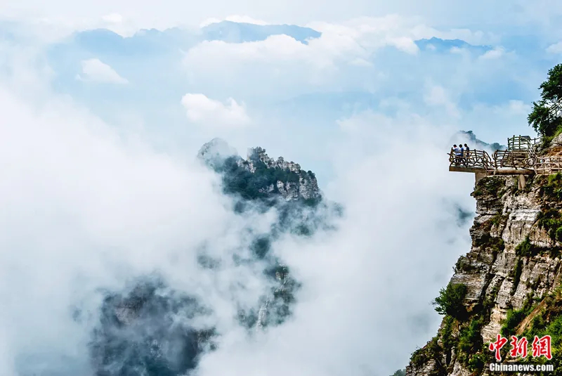 从白石山玻璃栈道看云海。孙合 摄