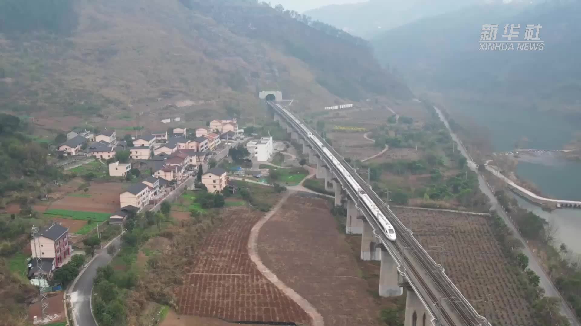 峭壁上的“蜘蛛侠”守护旅客春运出行