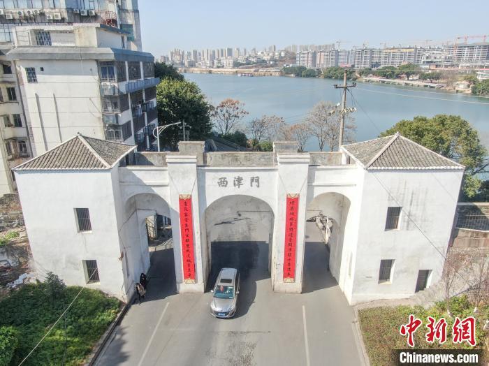（新春見聞）江西贛州：古城門掛上巨幅春聯 喜迎新春佳節