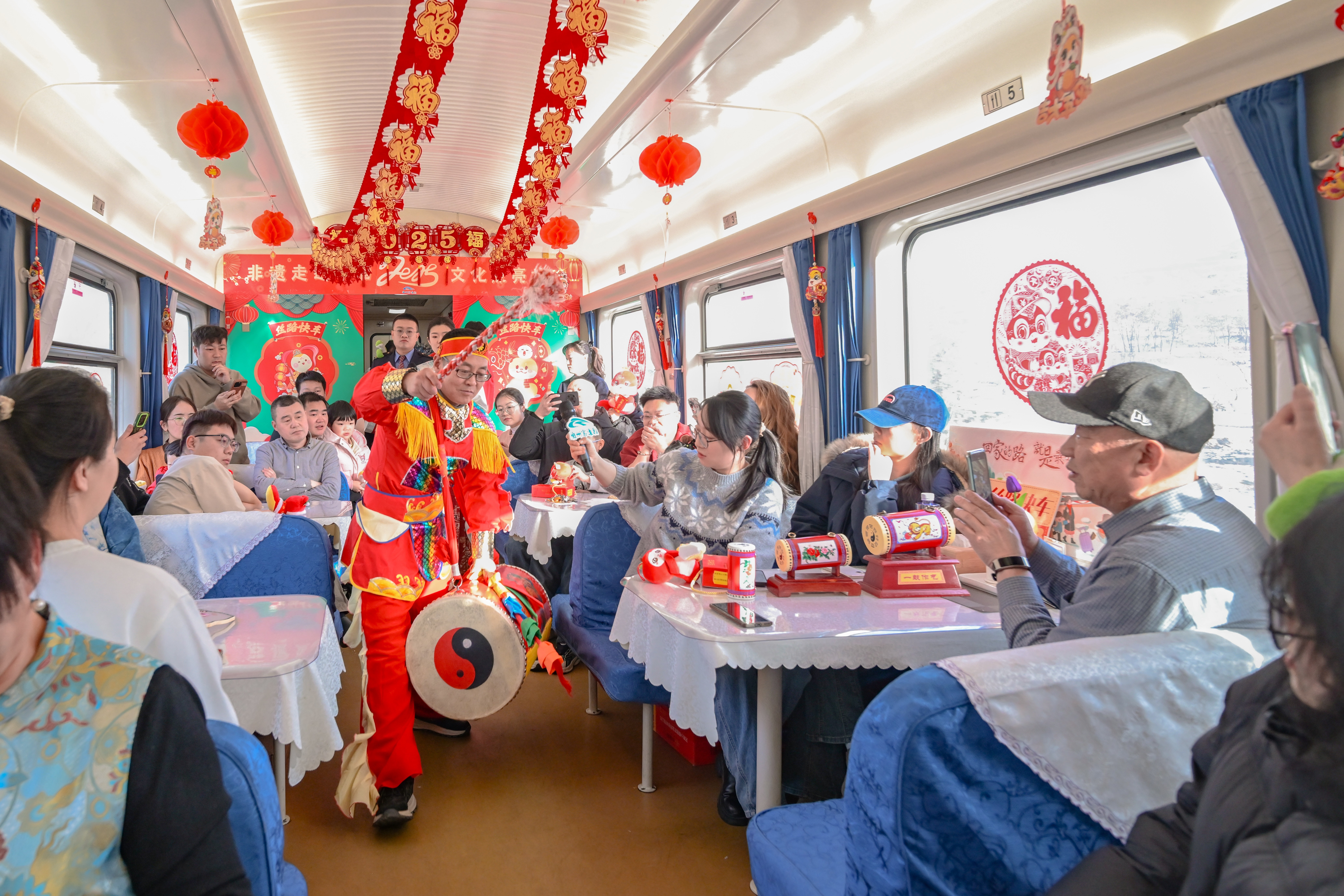 陈存德表演太平鼓