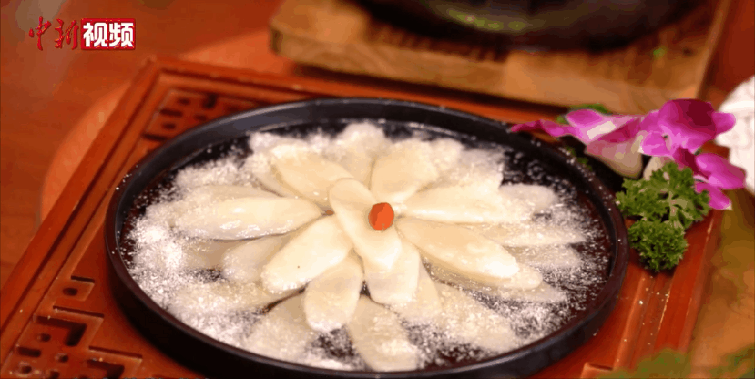 保定药膳美食“白玉照雪”。来源中新视频