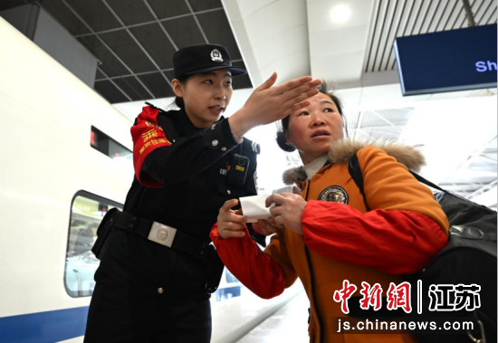 民警为旅客指路。南京铁路公安处乘警支队供图