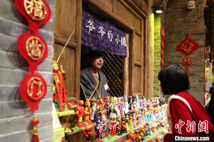 （新春见闻）河北唐山：民众逛市集庆新春