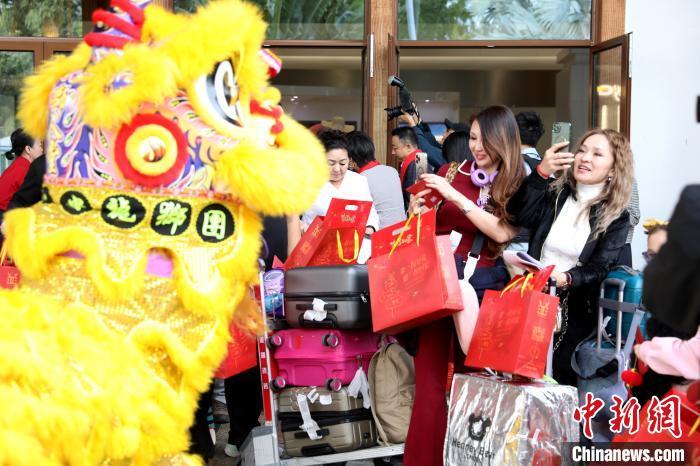 1月29日，在三亚凤凰国际机场，三亚市举办新春接机仪式，让国际游客感受中国春节的热闹氛围。　(三亚市旅游发展局供图)