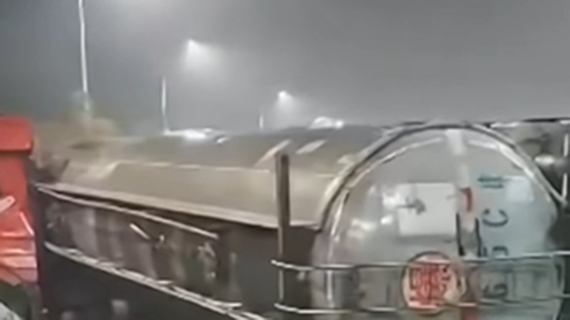 官方通报罐车侧翻粗苯泄漏处置进展 ：修建7段堤坝截流，40台车转运污染物，自来水水质安全可控，城区供水正常