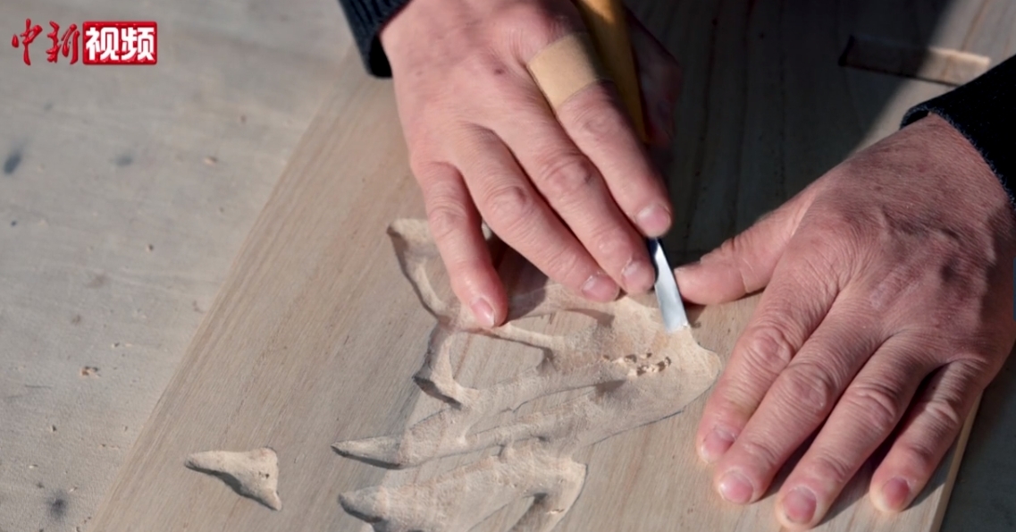 邯郸“非遗木刻”手艺人 “画蛇添福”迎新春