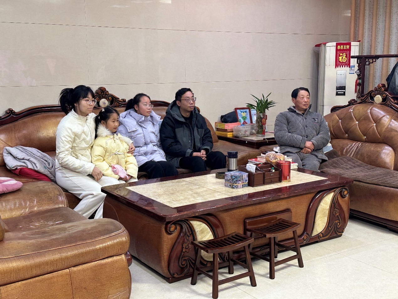 图为靖江市民收看靖江市第十四届春节联欢晚会 邱栩函摄