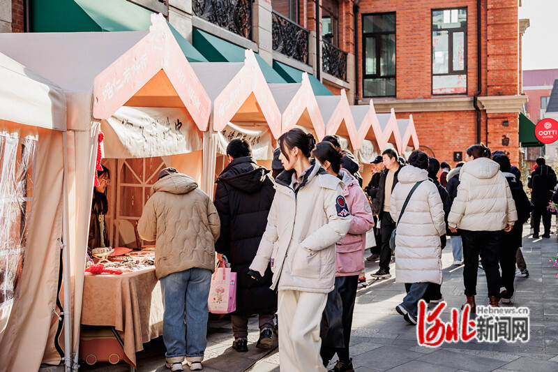 消费者在培仁历史文化街文化市集中选购商品。王子一摄