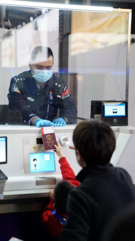 兰州边检站民警坚守岗位