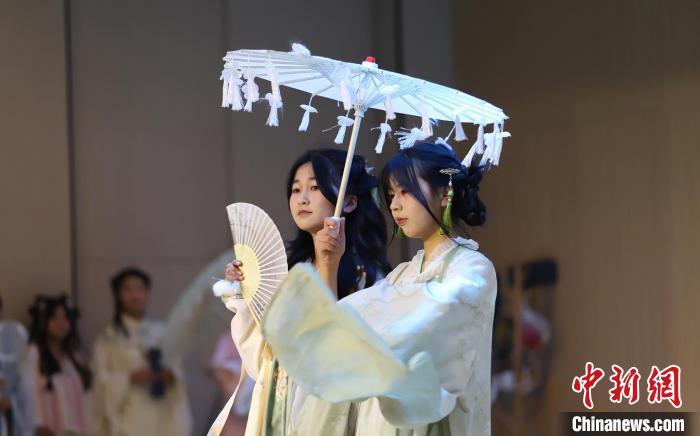 1月26日晚，2025“社赓村晚”举行。图为古装走秀表演。韩海建 摄