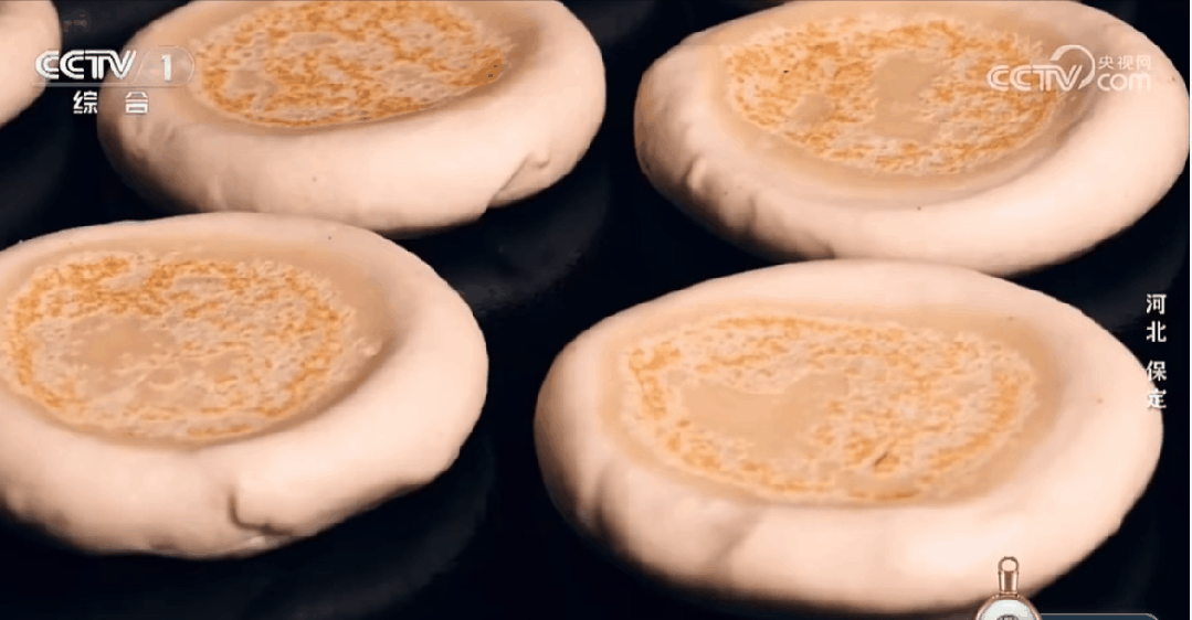 保定名吃“驴肉火烧”的制作。来源央视视频