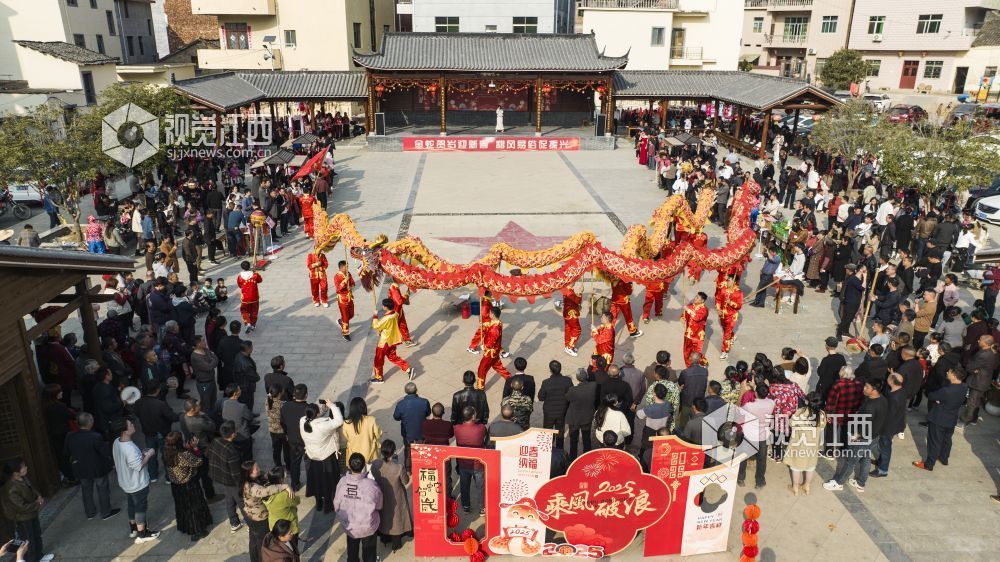 1月23日，新干縣城上鄉大坑村“村晚”活動現場，村民們舞起龍燈，共慶幸福年。 特約通訊員 李福孫攝