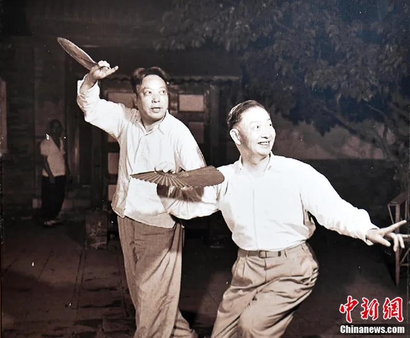 韩世昌(左)和梅兰芳排练资料图。韩冰 翻拍