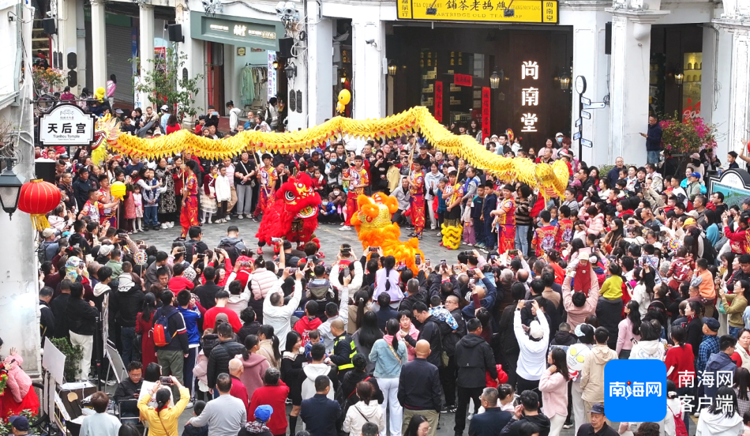 “龙狮贺春”民俗展演在海口骑楼老街举行。海口市旅文局供图